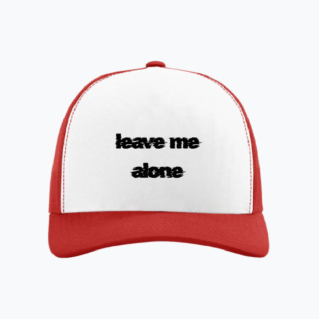 leave me alone. Czerwona czapka z daszkiem
