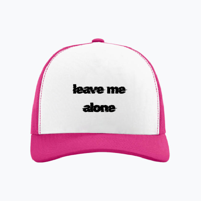 leave me alone. Czerwona czapka z daszkiem