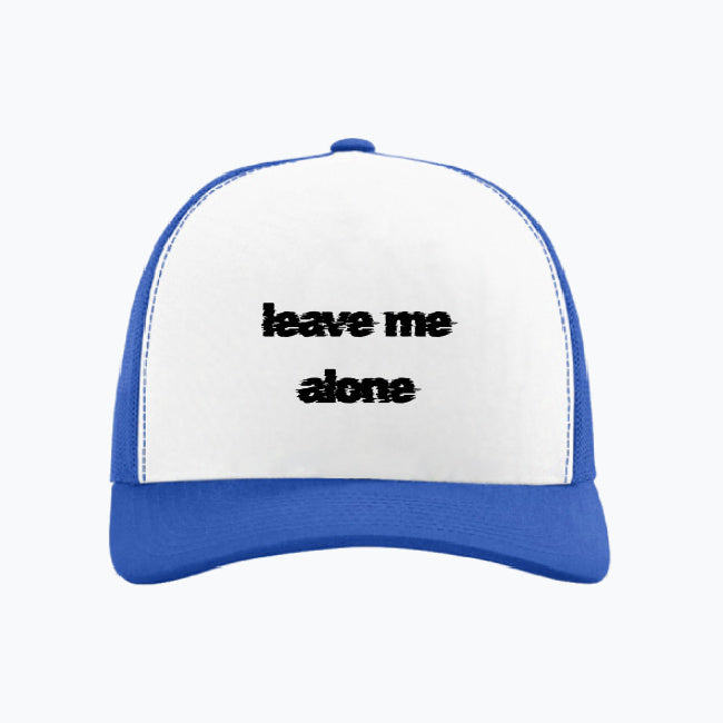 leave me alone. Czerwona czapka z daszkiem