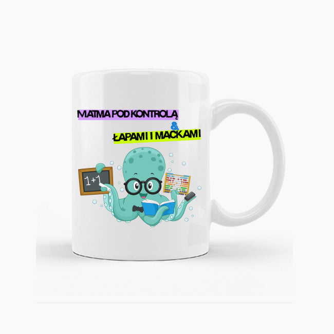 Matma pod kontrolą łapami i mackami. Biały kubek