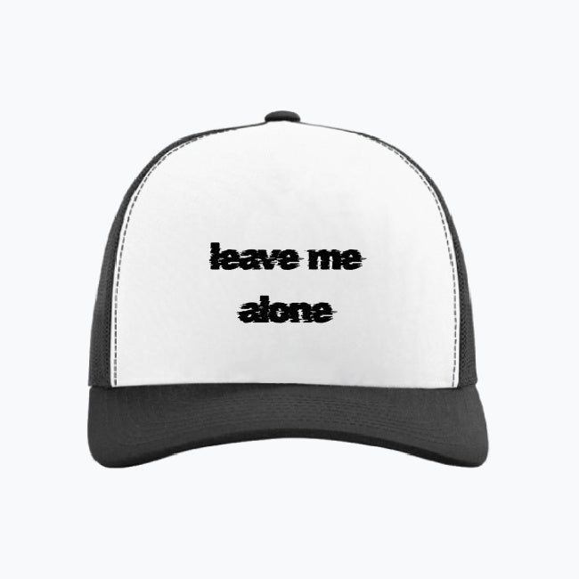 leave me alone. Czerwona czapka z daszkiem