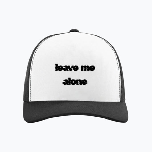 leave me alone. Czerwona czapka z daszkiem